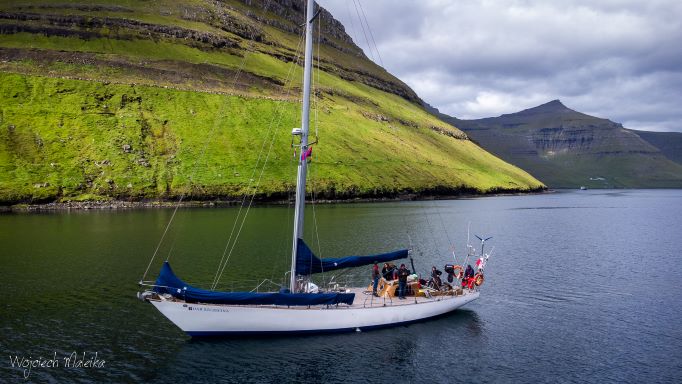 jacht plynacy po wodach Islandii